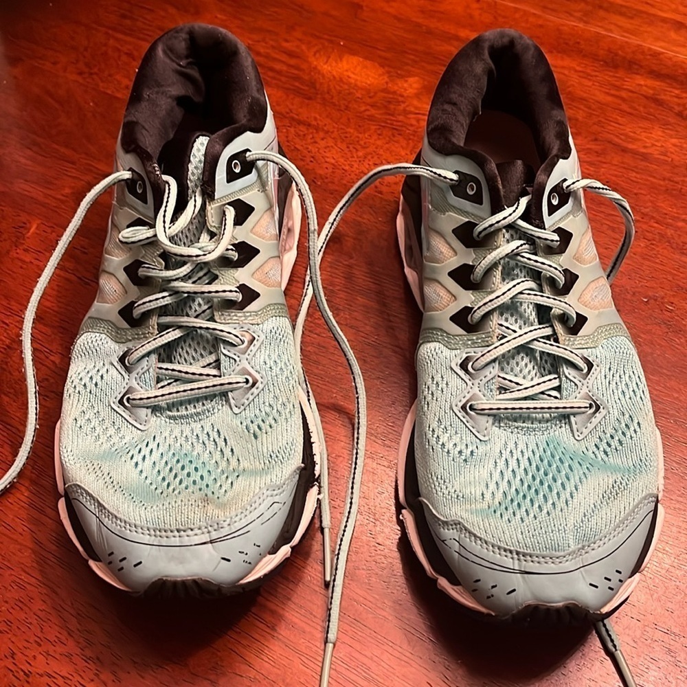 Mizuno Wave aero hug running shoes womens size 10
